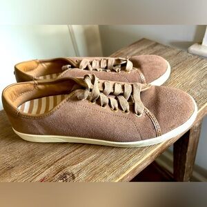 Worn once Vionic Sunny Brinley Lace Up Sneakers Sz 7 Tan Walking School Shoe